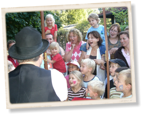 Flohzirkus Freddy in Hamburg auf historischen Jahrmarkt